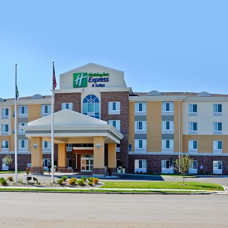 Holiday Inn Express & Suites - Williston By Ihg Exterior photo