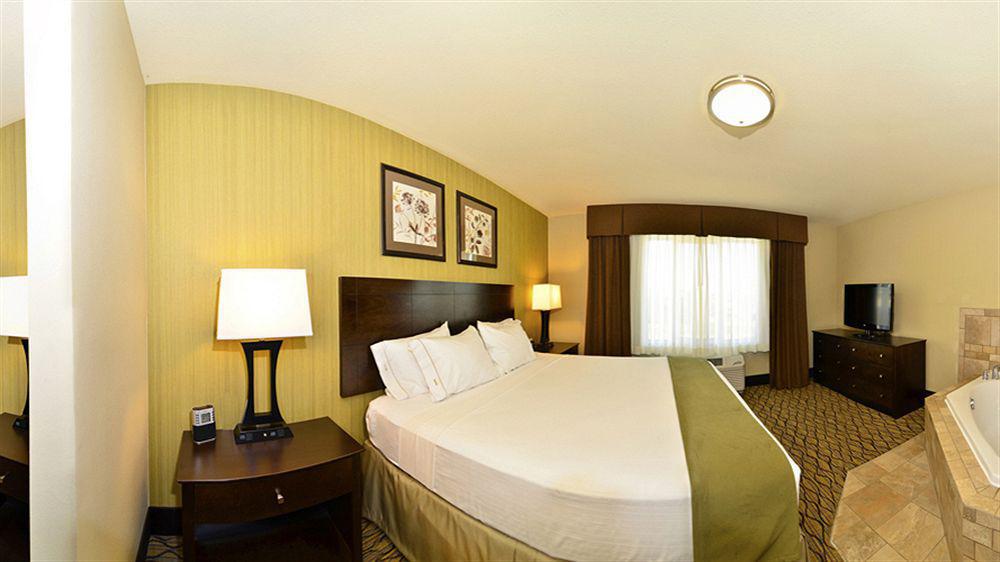 Holiday Inn Express & Suites - Williston By Ihg Exterior photo