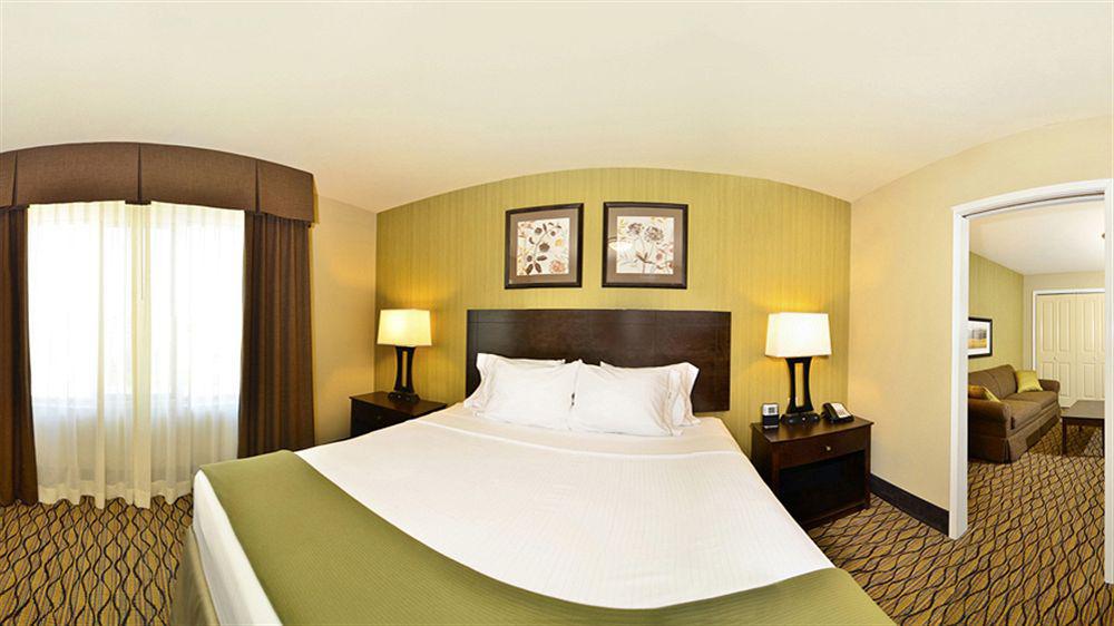Holiday Inn Express & Suites - Williston By Ihg Exterior photo