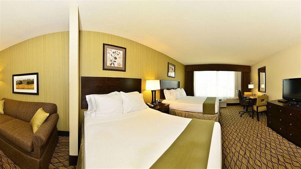 Holiday Inn Express & Suites - Williston By Ihg Exterior photo