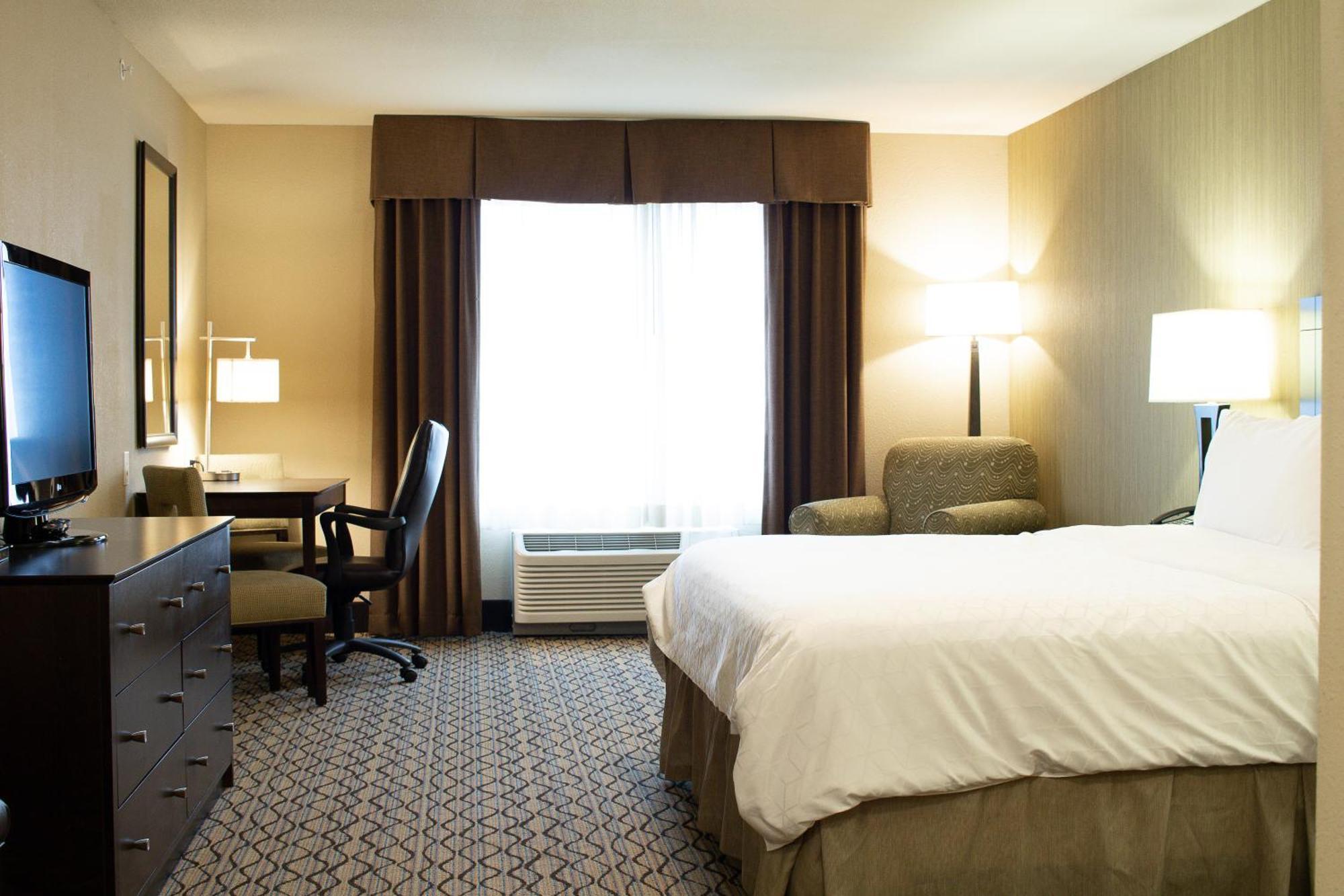 Holiday Inn Express & Suites - Williston By Ihg Exterior photo