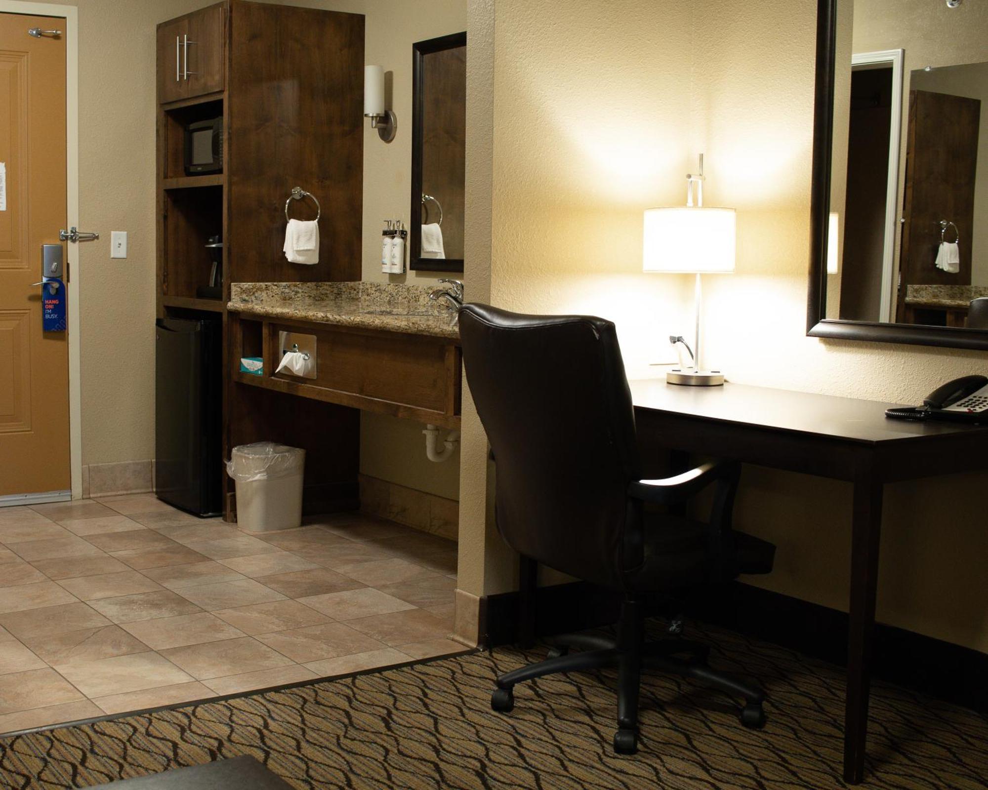 Holiday Inn Express & Suites - Williston By Ihg Exterior photo